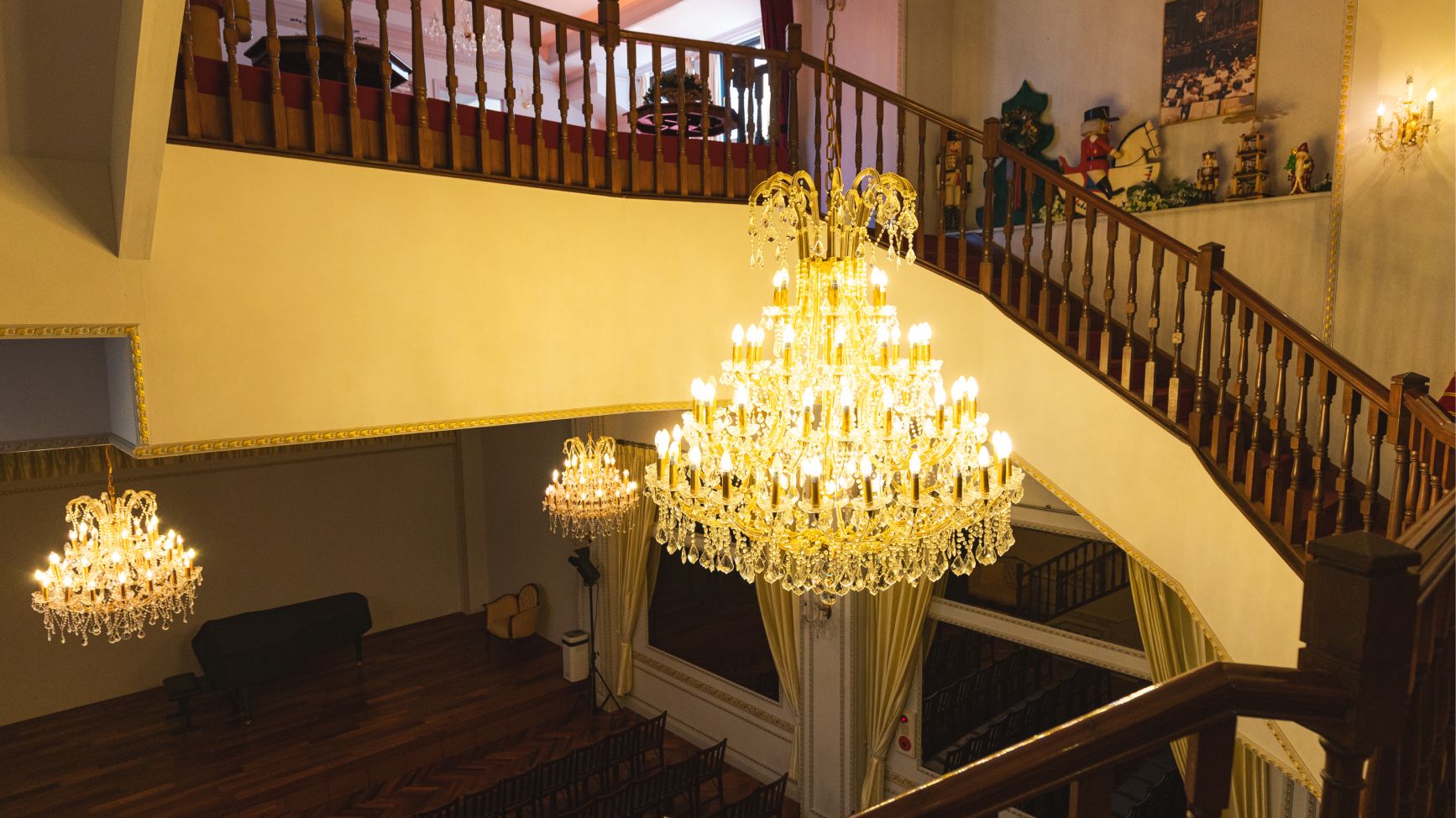 音楽堂の階段ホールとシャンデリア