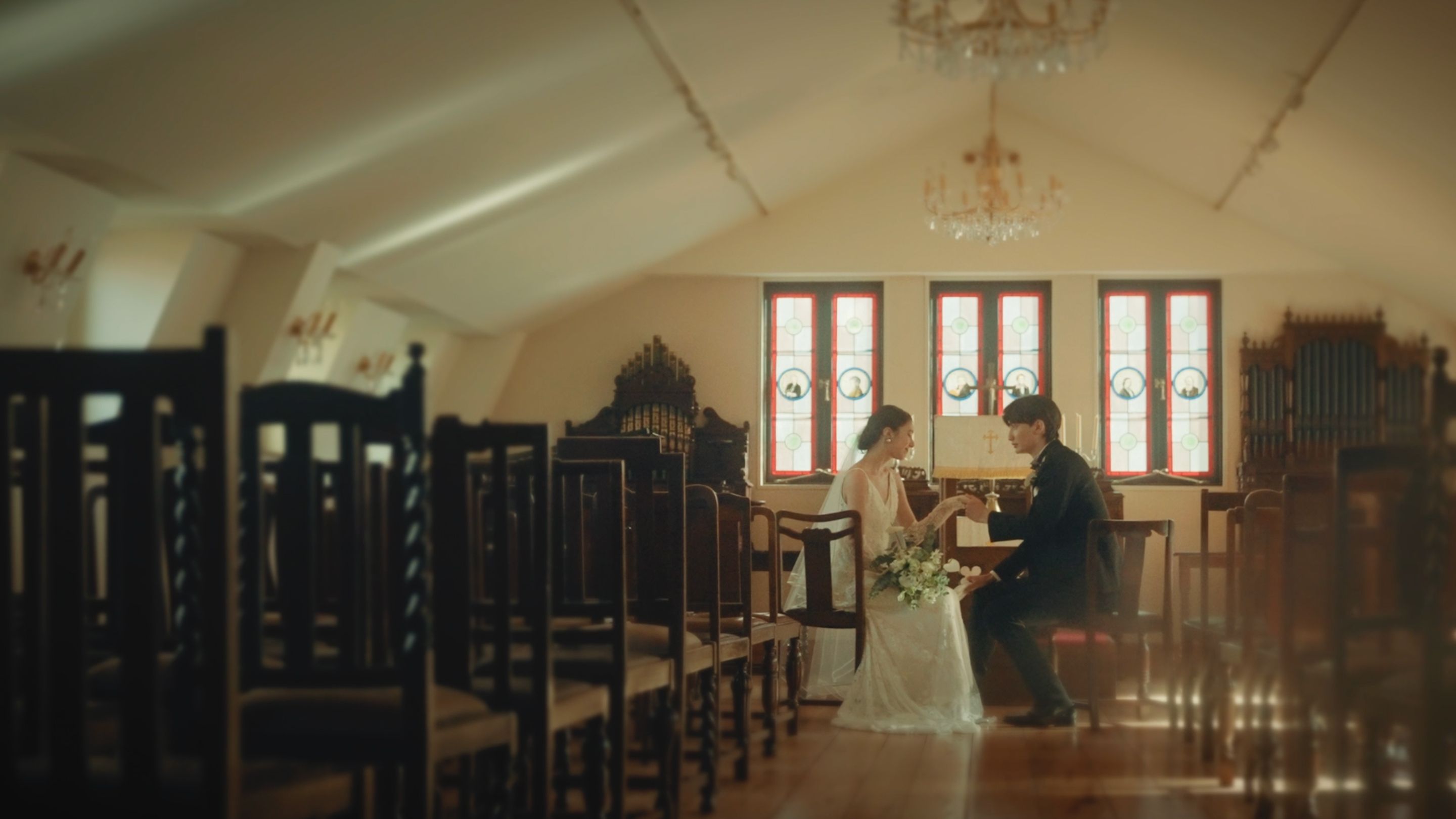 チャペルで向かい合って座る新郎新婦