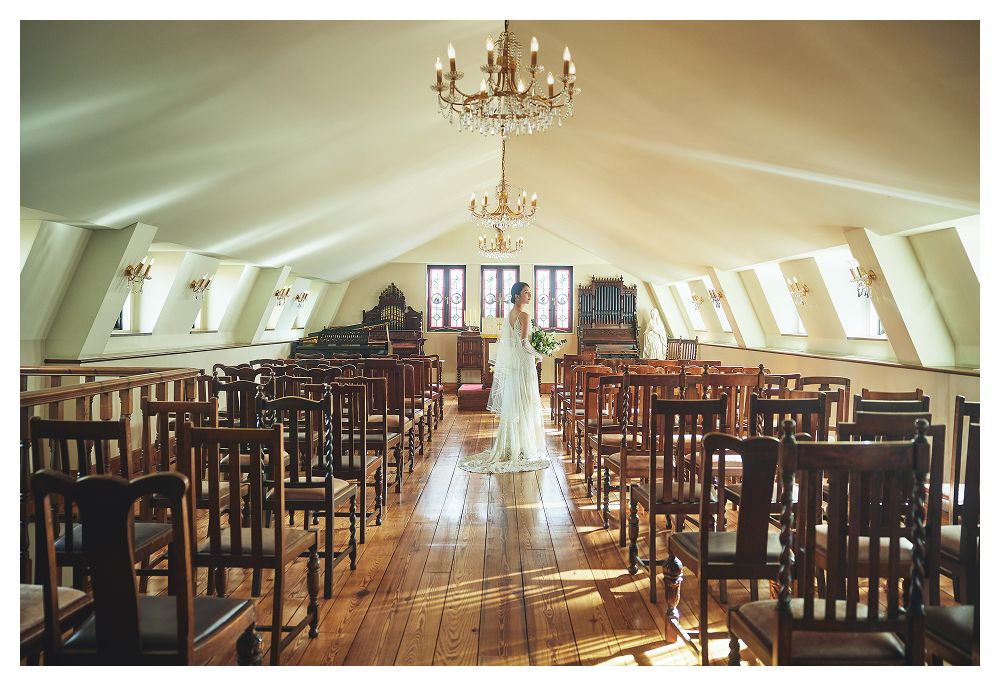 チャペルに立つ花嫁 全景
