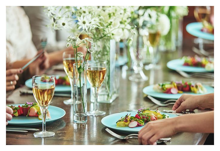 ウェディングパーティーのテーブルに並べられた料理と飲み物