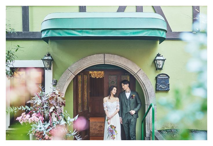 建物の外でリラックスする新郎新婦