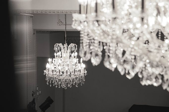 白黒写真のシャンデリアのクローズアップ