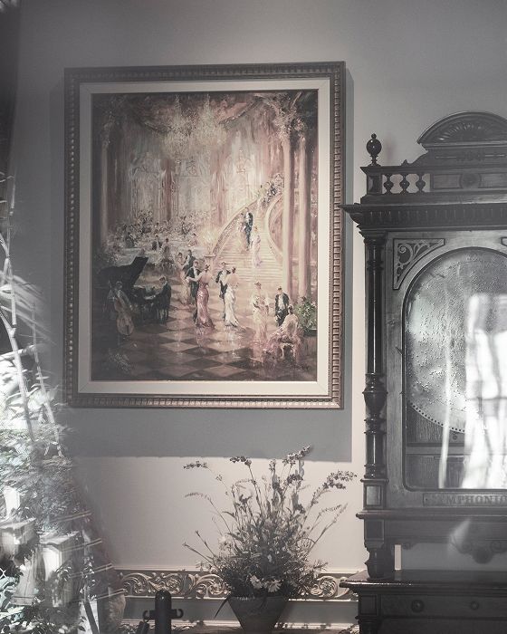 音楽堂の壁に飾られたダンスシーンの絵画とアンティークオルゴール