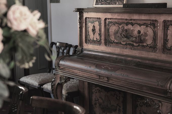 アンティークな木製鍵盤楽器のクローズアップ